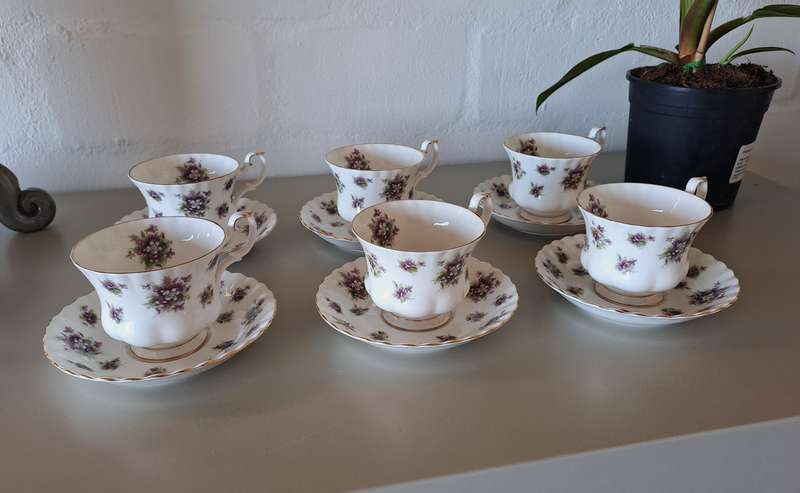 6 x ROYAL ALBERT SWEET VIOLETS TEACUPS AND SAUCERS *FLAWLESS CONDITION*