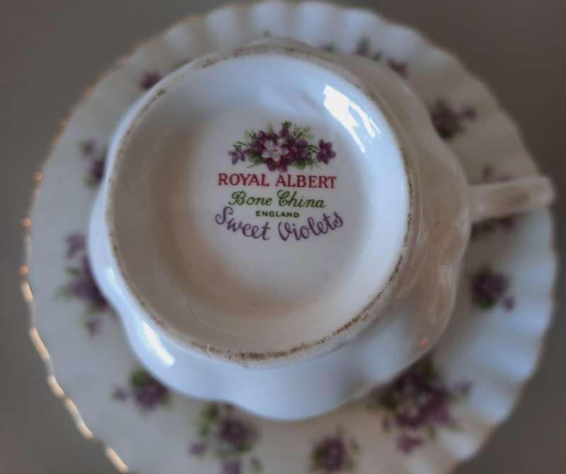 6 x ROYAL ALBERT SWEET VIOLETS TEACUPS AND SAUCERS *FLAWLESS CONDITION*