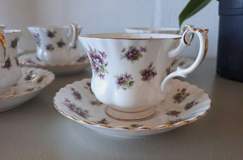 6 x ROYAL ALBERT SWEET VIOLETS TEACUPS AND SAUCERS *FLAWLESS CONDITION*