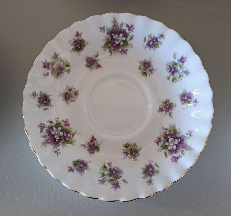 6 x ROYAL ALBERT SWEET VIOLETS TEACUPS AND SAUCERS *FLAWLESS CONDITION*