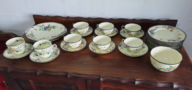 HAND-PAINTED 30Pc ROYAL DOULTON SET! *SELLS FOR R4500*