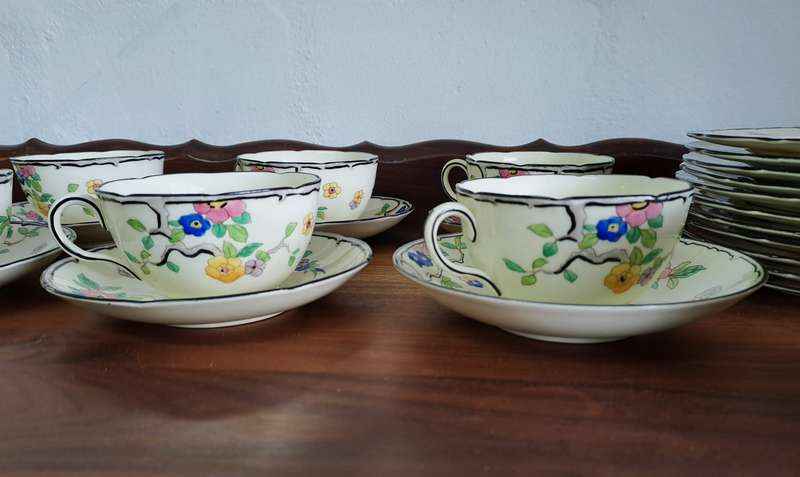 HAND-PAINTED 30Pc ROYAL DOULTON SET! *SELLS FOR R4500*