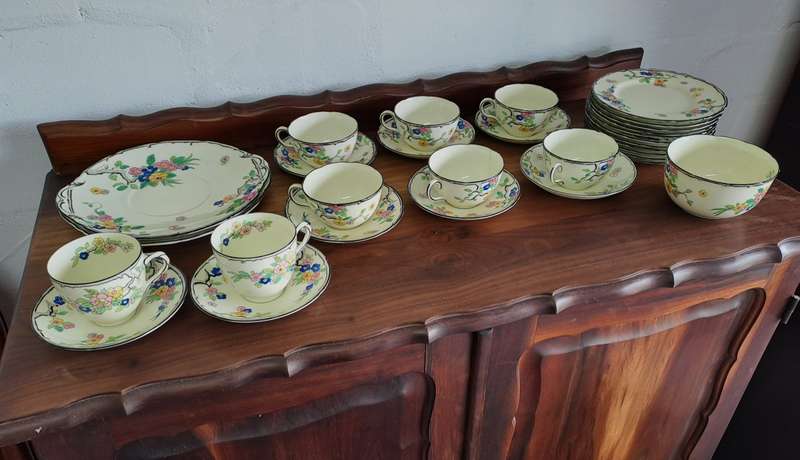 HAND-PAINTED 30Pc ROYAL DOULTON SET! *SELLS FOR R4500*