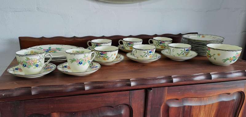 HAND-PAINTED 30Pc ROYAL DOULTON SET! *SELLS FOR R4500*