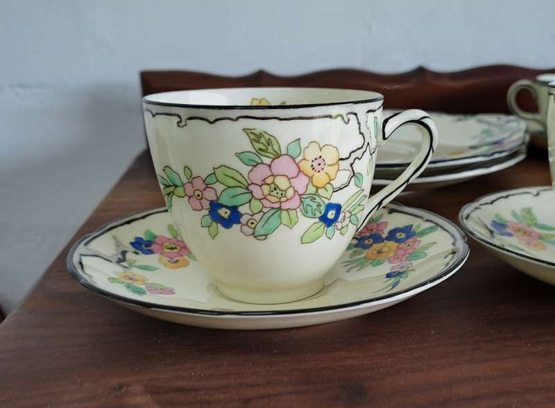 HAND-PAINTED 30Pc ROYAL DOULTON SET! *SELLS FOR R4500*