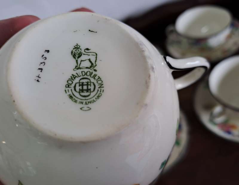 HAND-PAINTED 30Pc ROYAL DOULTON SET! *SELLS FOR R4500*