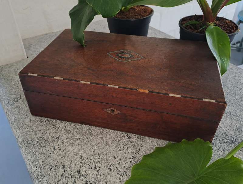 BEAUTIFUL WOODEN INLAY BOX!