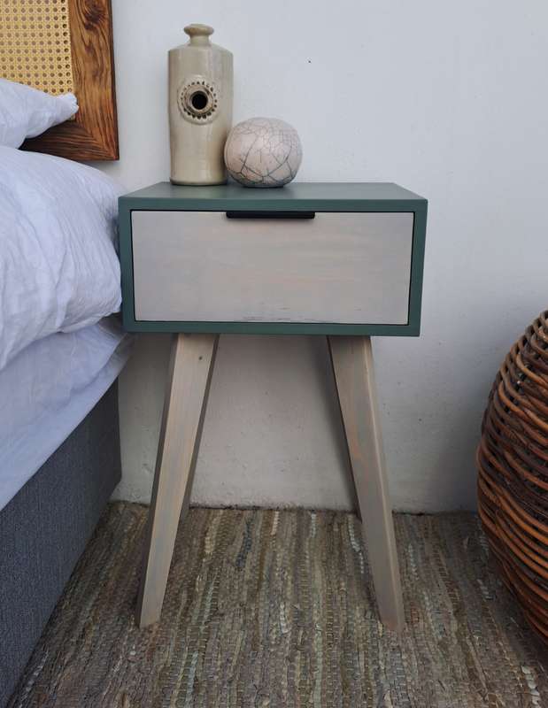 BEAUTIFUL MODERN GREEN & GREY WASHED RETRO PEDESTALS *RETAIL FOR R1695*