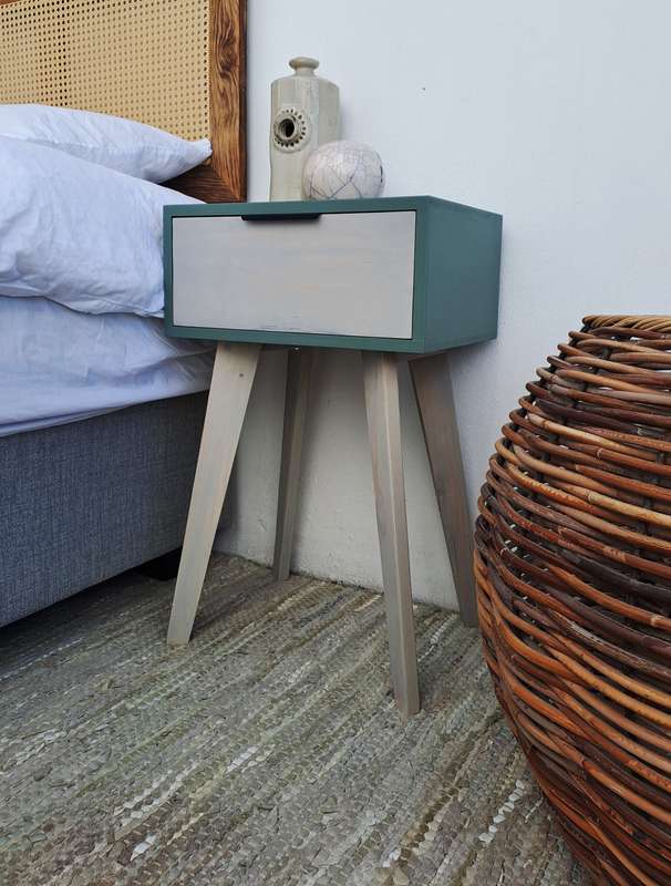 BEAUTIFUL MODERN GREEN & GREY WASHED RETRO PEDESTALS *RETAIL FOR R1695*