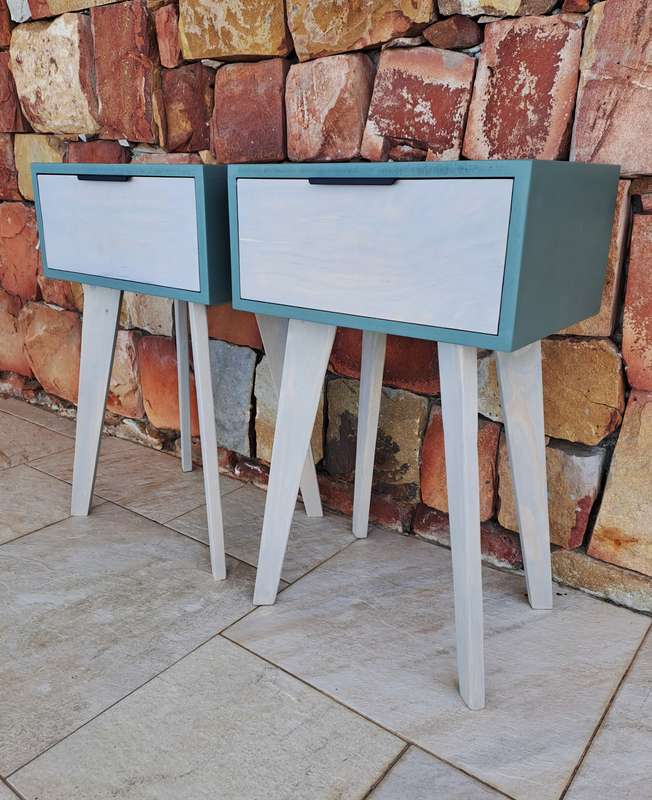 BEAUTIFUL MODERN GREEN & GREY WASHED RETRO PEDESTALS *RETAIL FOR R1695*