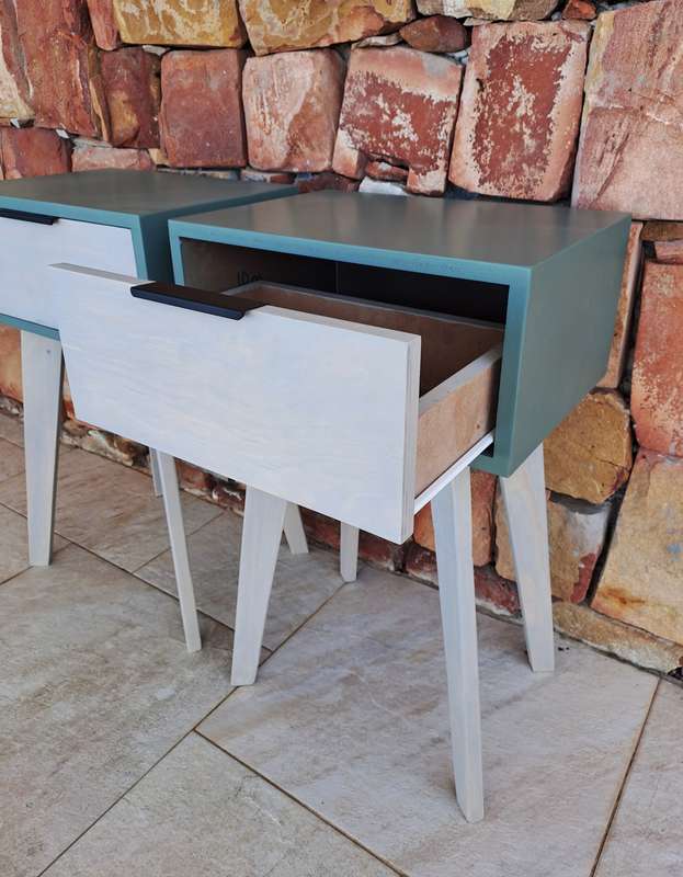 BEAUTIFUL MODERN GREEN & GREY WASHED RETRO PEDESTALS *RETAIL FOR R1695*