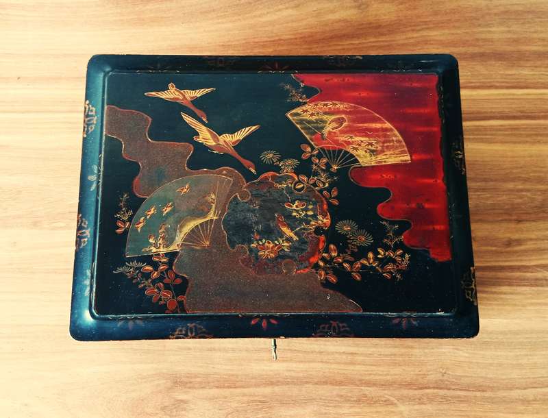 VINTAGE CHINESE WOODEN BOX