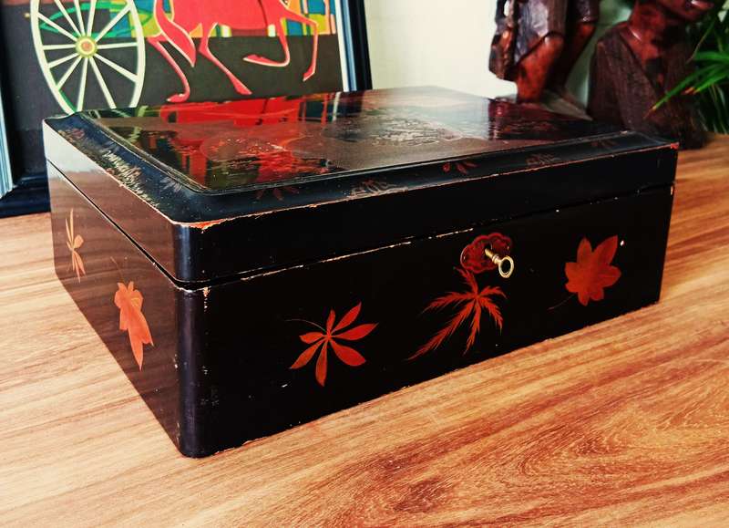 VINTAGE CHINESE WOODEN BOX