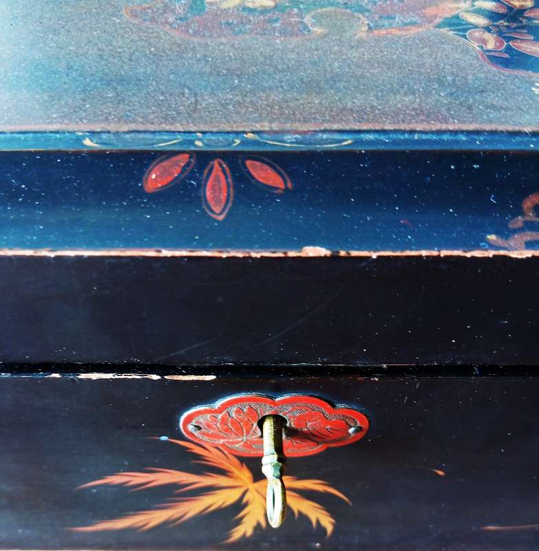 VINTAGE CHINESE WOODEN BOX