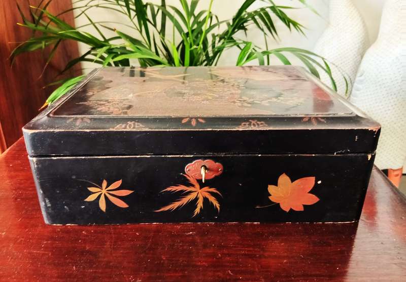 VINTAGE CHINESE WOODEN BOX