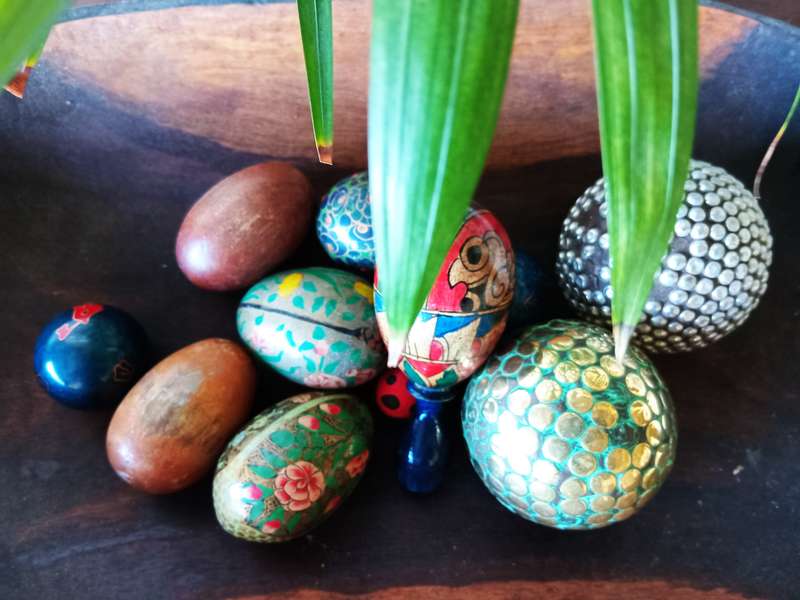 COLLECTION OF BEAUTIFULWOODEN EGGS, BALL *Decorative Purposes*
