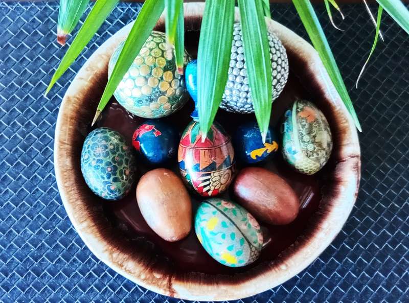 COLLECTION OF BEAUTIFULWOODEN EGGS, BALL *Decorative Purposes*