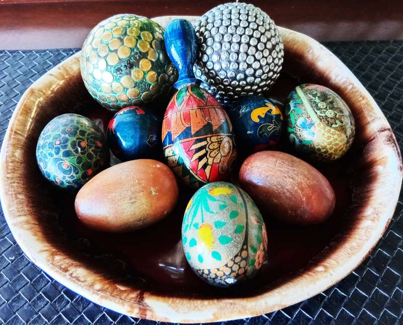 COLLECTION OF BEAUTIFULWOODEN EGGS, BALL *Decorative Purposes*