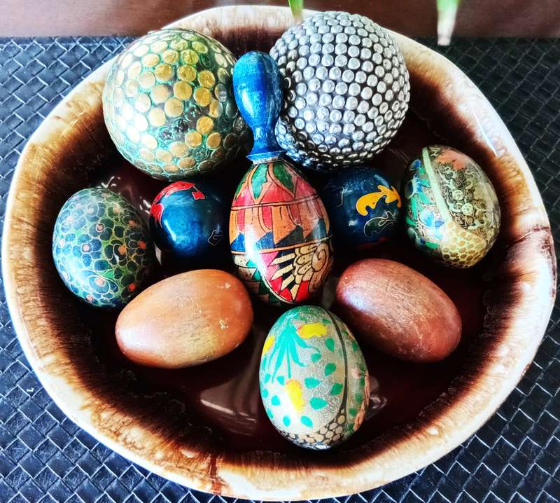 COLLECTION OF BEAUTIFULWOODEN EGGS, BALL *Decorative Purposes*