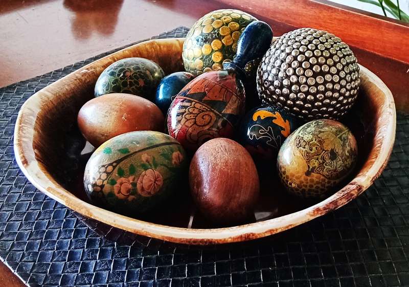 COLLECTION OF BEAUTIFULWOODEN EGGS, BALL *Decorative Purposes*