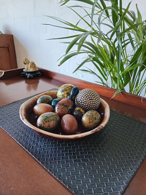 COLLECTION OF BEAUTIFULWOODEN EGGS, BALL *Decorative Purposes*
