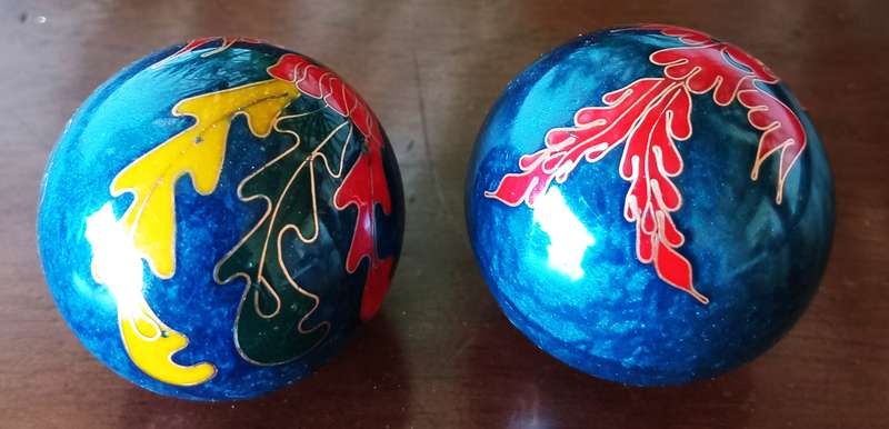 COLLECTION OF BEAUTIFULWOODEN EGGS, BALL *Decorative Purposes*