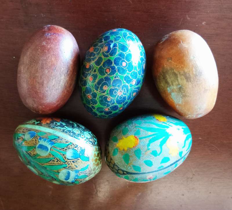 COLLECTION OF BEAUTIFULWOODEN EGGS, BALL *Decorative Purposes*