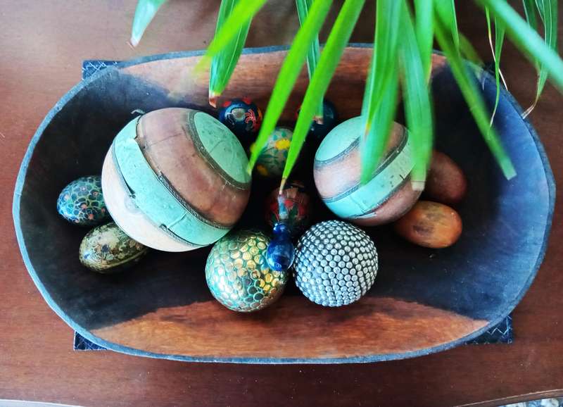 COLLECTION OF BEAUTIFULWOODEN EGGS, BALL *Decorative Purposes*