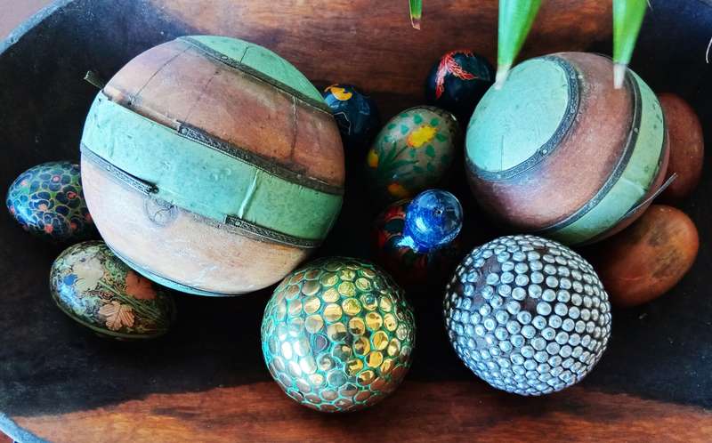 COLLECTION OF BEAUTIFULWOODEN EGGS, BALL *Decorative Purposes*