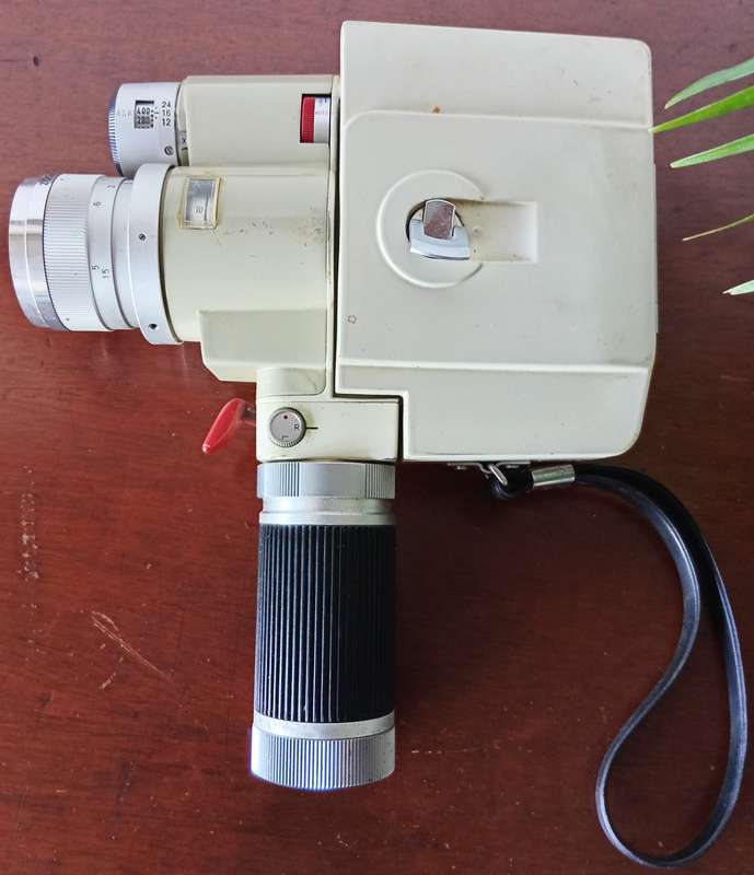 VINTAGE MINOLTA ZOOM 8 HOME MOVIE CAMERA WITH GENUINE LEATHER BAG AND USER MANUAL