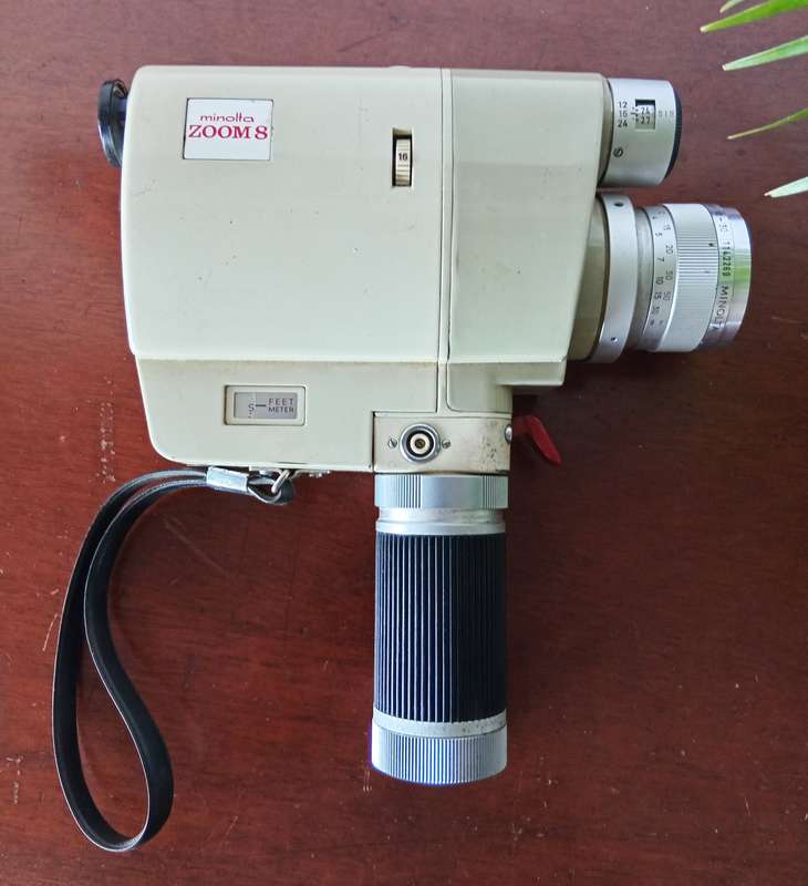 VINTAGE MINOLTA ZOOM 8 HOME MOVIE CAMERA WITH GENUINE LEATHER BAG AND USER MANUAL