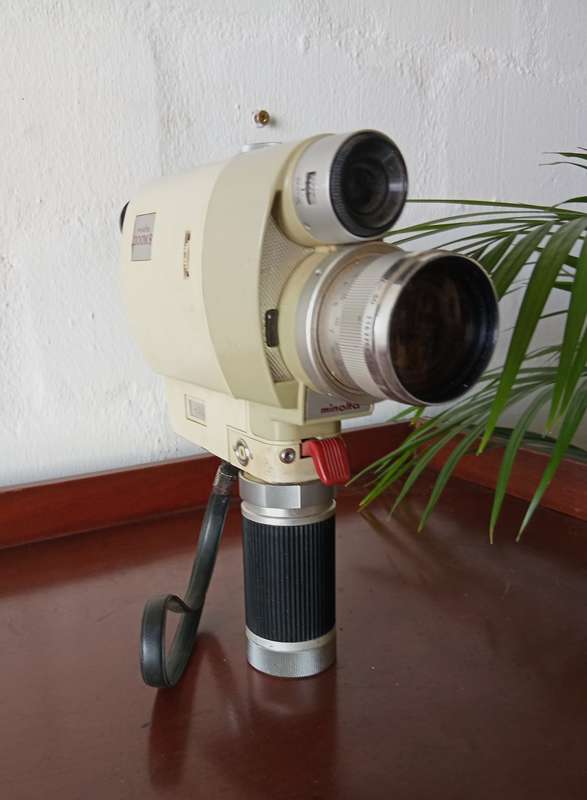 VINTAGE MINOLTA ZOOM 8 HOME MOVIE CAMERA WITH GENUINE LEATHER BAG AND USER MANUAL