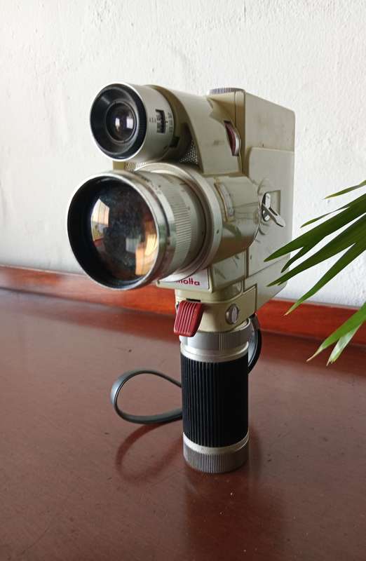 VINTAGE MINOLTA ZOOM 8 HOME MOVIE CAMERA WITH GENUINE LEATHER BAG AND USER MANUAL