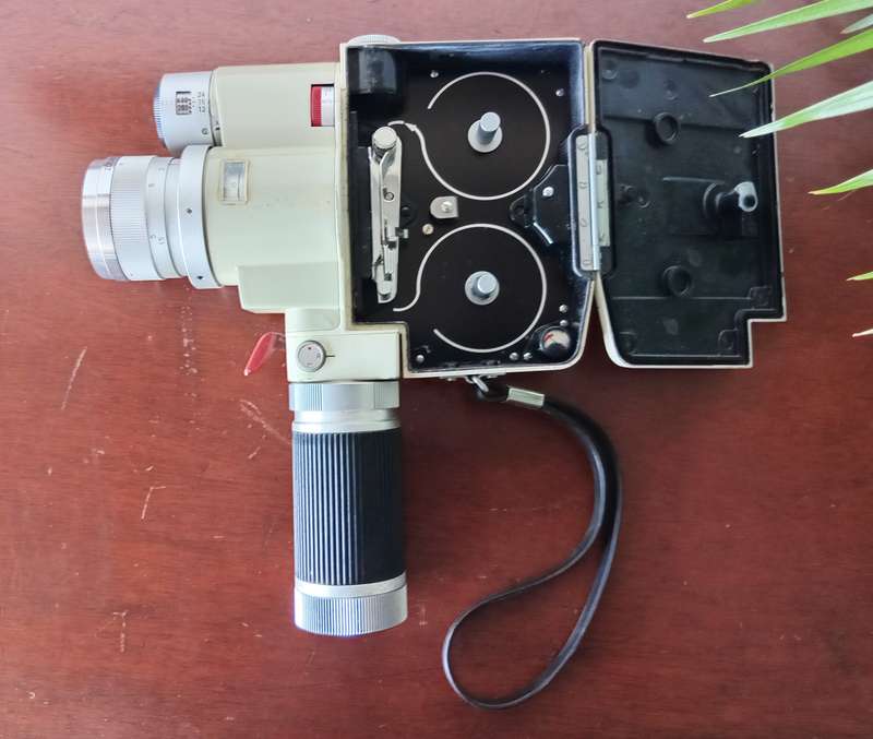 VINTAGE MINOLTA ZOOM 8 HOME MOVIE CAMERA WITH GENUINE LEATHER BAG AND USER MANUAL
