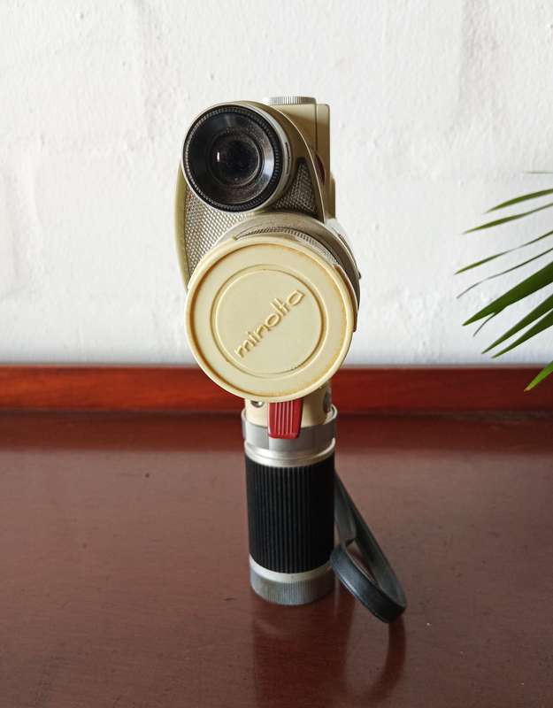 VINTAGE MINOLTA ZOOM 8 HOME MOVIE CAMERA WITH GENUINE LEATHER BAG AND USER MANUAL