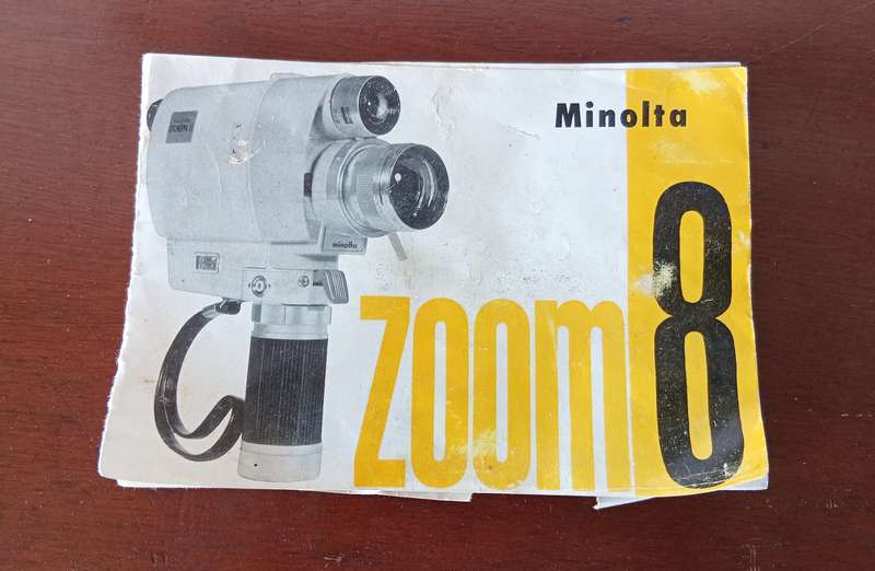VINTAGE MINOLTA ZOOM 8 HOME MOVIE CAMERA WITH GENUINE LEATHER BAG AND USER MANUAL