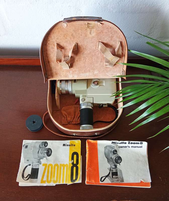 VINTAGE MINOLTA ZOOM 8 HOME MOVIE CAMERA WITH GENUINE LEATHER BAG AND USER MANUAL