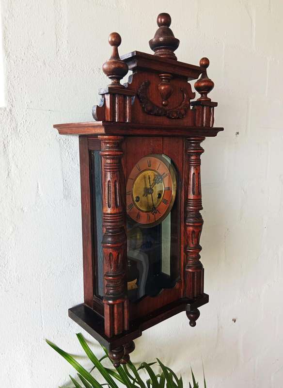 LOVELY VINTAGE  WOODEN  WALL CLOCK