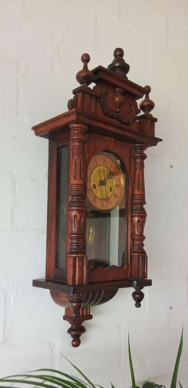 LOVELY VINTAGE  WOODEN  WALL CLOCK