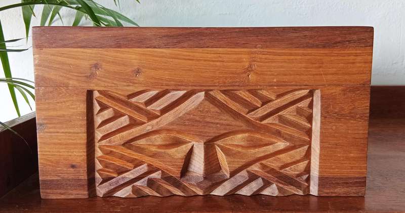 BEAUTIFUL HAND CARVED WOODEN CONGOLESE BOX