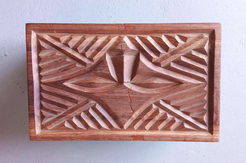 BEAUTIFUL HAND CARVED WOODEN CONGOLESE BOX