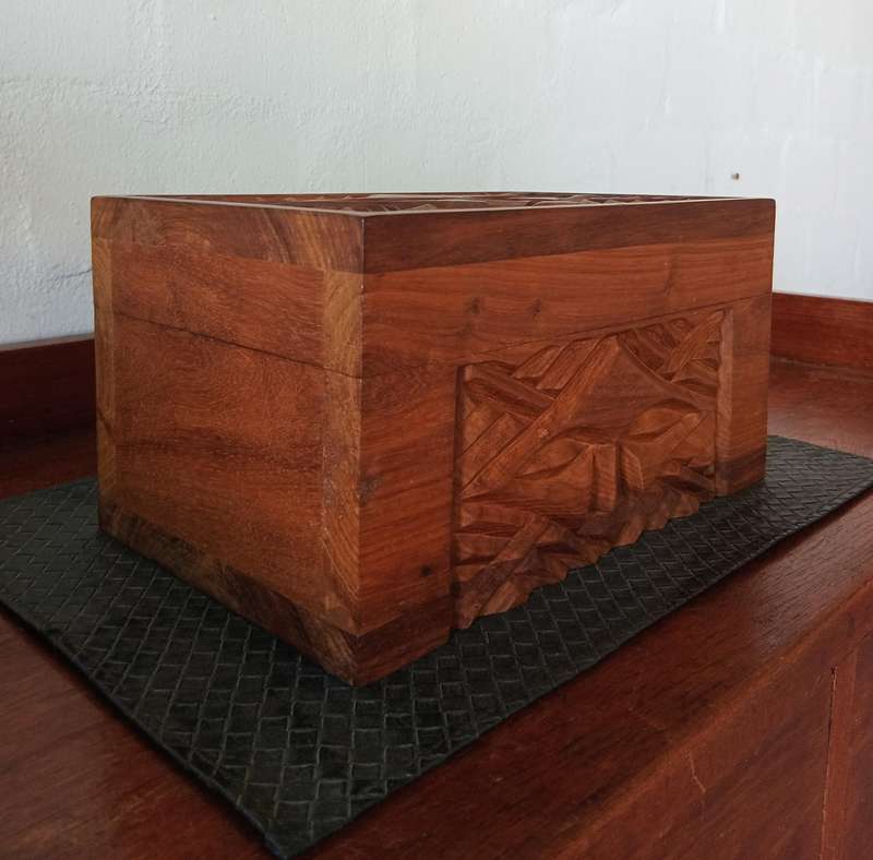 BEAUTIFUL HAND CARVED WOODEN CONGOLESE BOX
