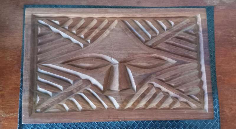 BEAUTIFUL HAND CARVED WOODEN CONGOLESE BOX