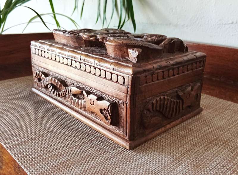 STUNNING WALNUT WOOD FULLY CARVED DRAGON DESIGN JEWELLERY BOX