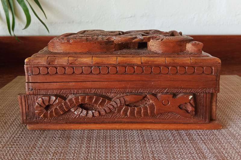 STUNNING WALNUT WOOD FULLY CARVED DRAGON DESIGN JEWELLERY BOX