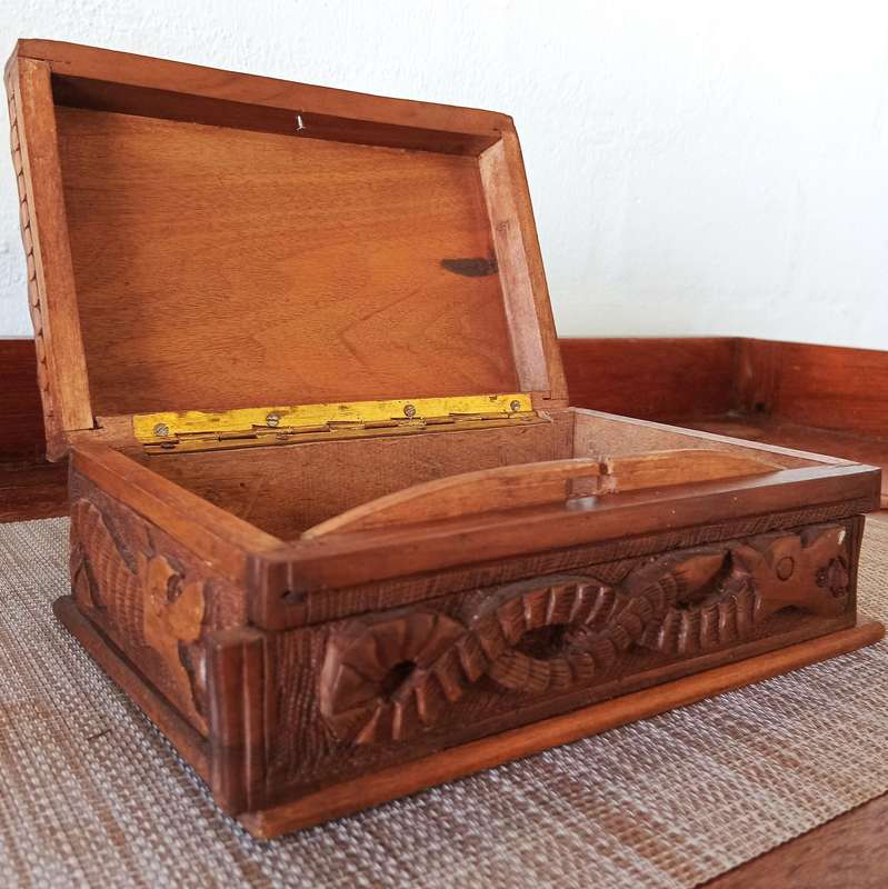 STUNNING WALNUT WOOD FULLY CARVED DRAGON DESIGN JEWELLERY BOX