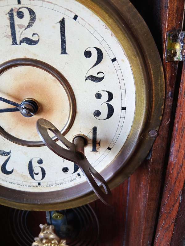 STUNNING ANTIQUE NEW HAVEN MERCHANT OAK MANTEL CLOCK *HIGHLY COLLECTABLE*