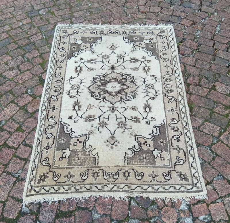 VINTAGE BEAUTIFUL WHITE HAND KNOTTED PERSIAN CARPET 1170MM X 1840MM