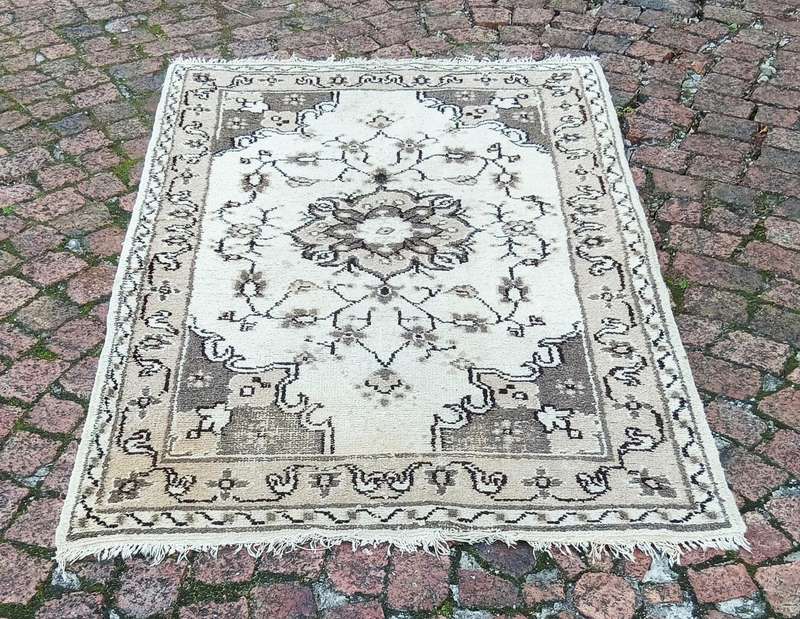 VINTAGE BEAUTIFUL WHITE HAND KNOTTED PERSIAN CARPET 1170MM X 1840MM