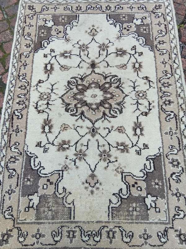 VINTAGE BEAUTIFUL WHITE HAND KNOTTED PERSIAN CARPET 1170MM X 1840MM